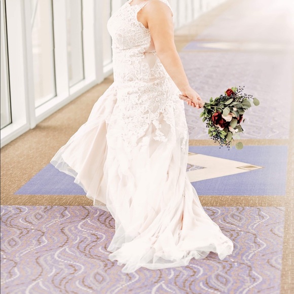 Beautiful Stella York wedding gown, never worn - Picture 4 of 7